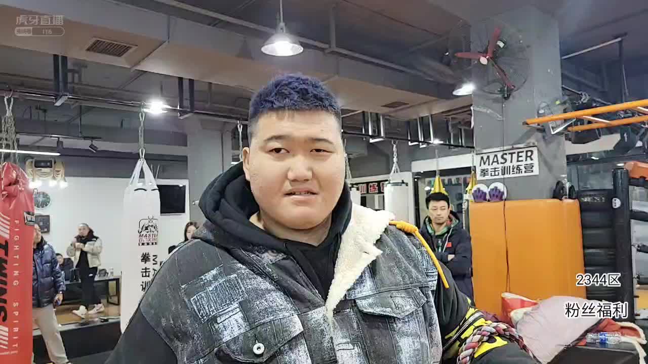 装逼失败？大智拔河一挑三被三美女拔倒 #星秀爆料站#