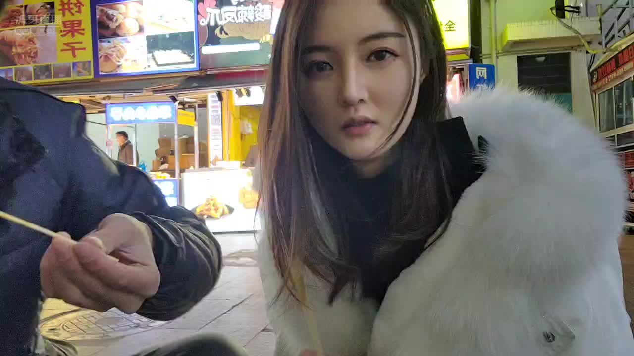 罗玉姬子酷酷的鑫街头互喂臭豆腐  #星秀爆料站#