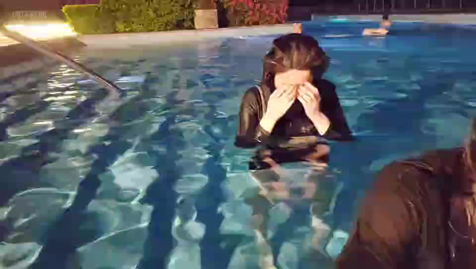 【罗玉姬子】泳池甩发真美！#星秀爆料站#