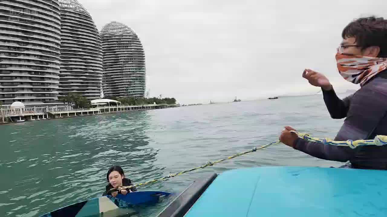 罗玉姬子闺蜜冲浪狂摔 #星秀爆料站#