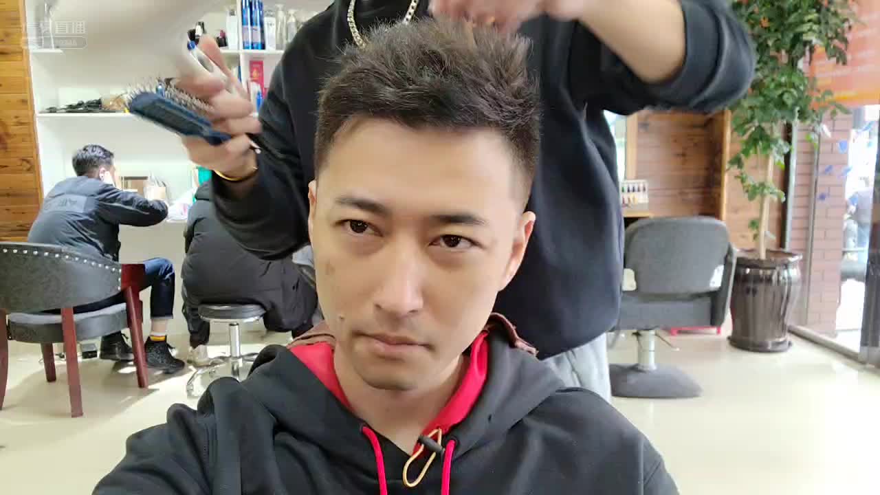 钱小佳黑发造型 撞脸集梦会长？ #星秀爆料站#