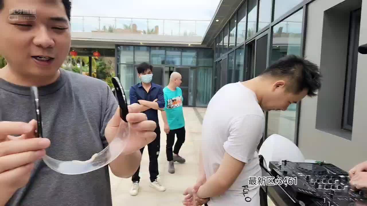 华子阿柱花式跳水热舞！#星秀爆料站#