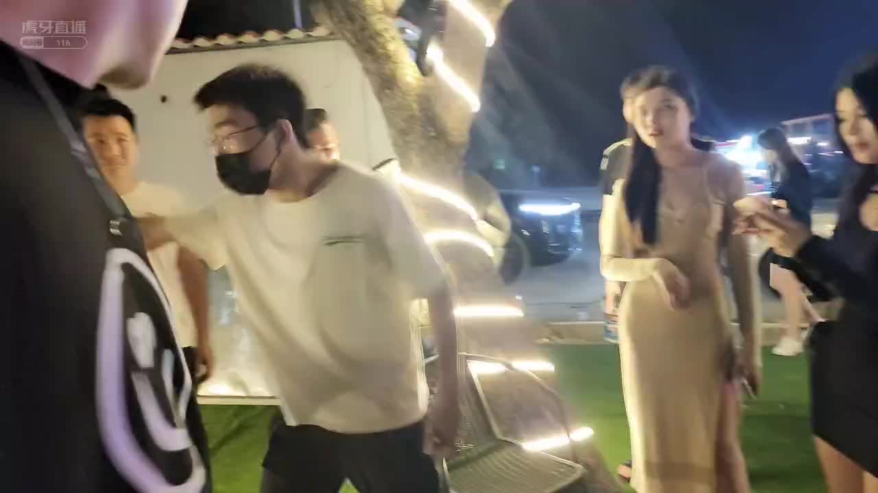 队长生气指挥众人，全部拿出手机接收检查！#星秀爆料站#