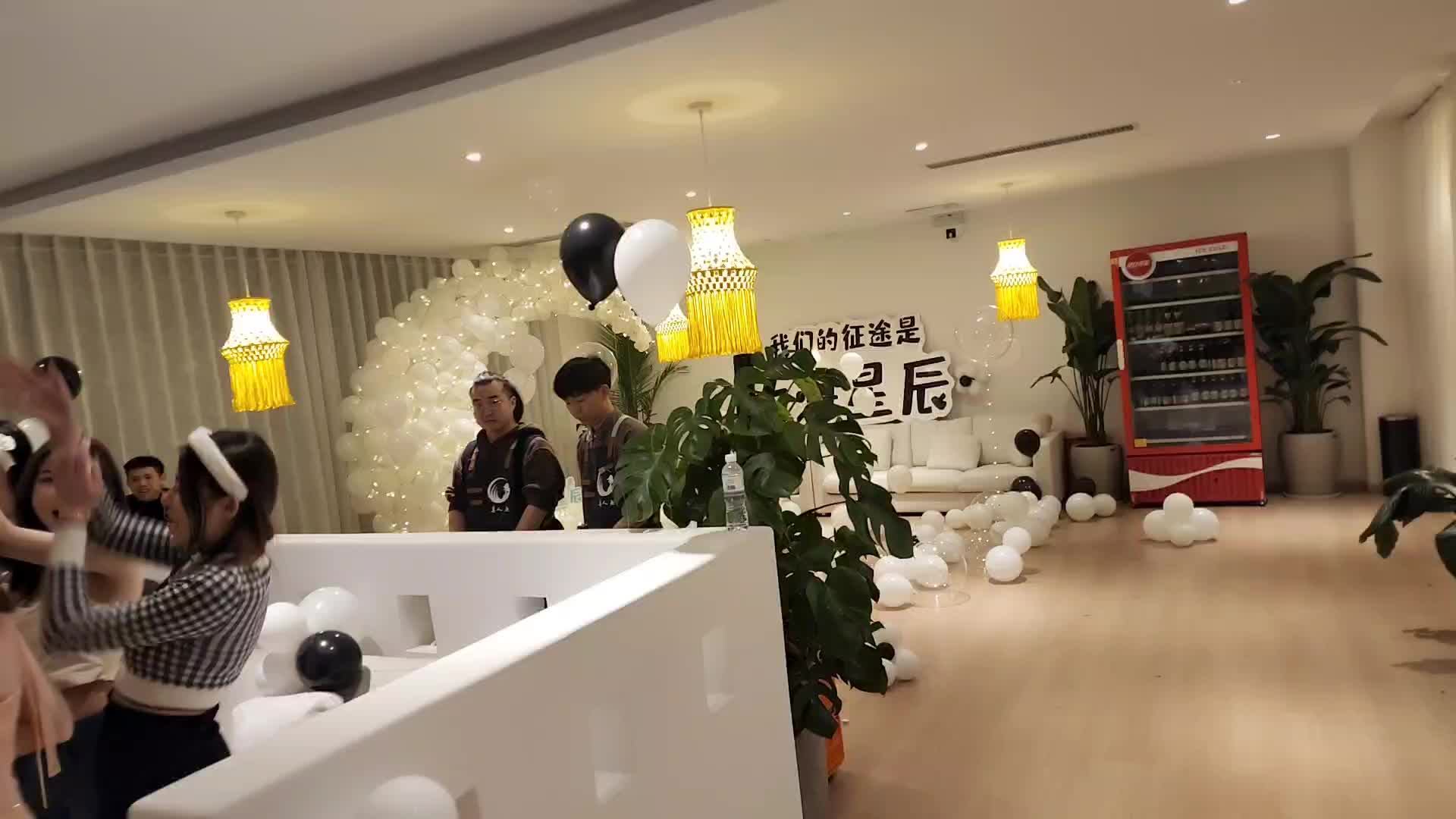童锦程被妹子们集体灌酒,竟躲到一边偷偷使坏！#星秀爆料站#