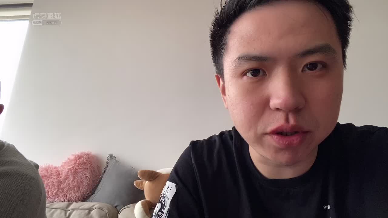 肖大厨备菜中，伍文忠教练陪大家唠几句