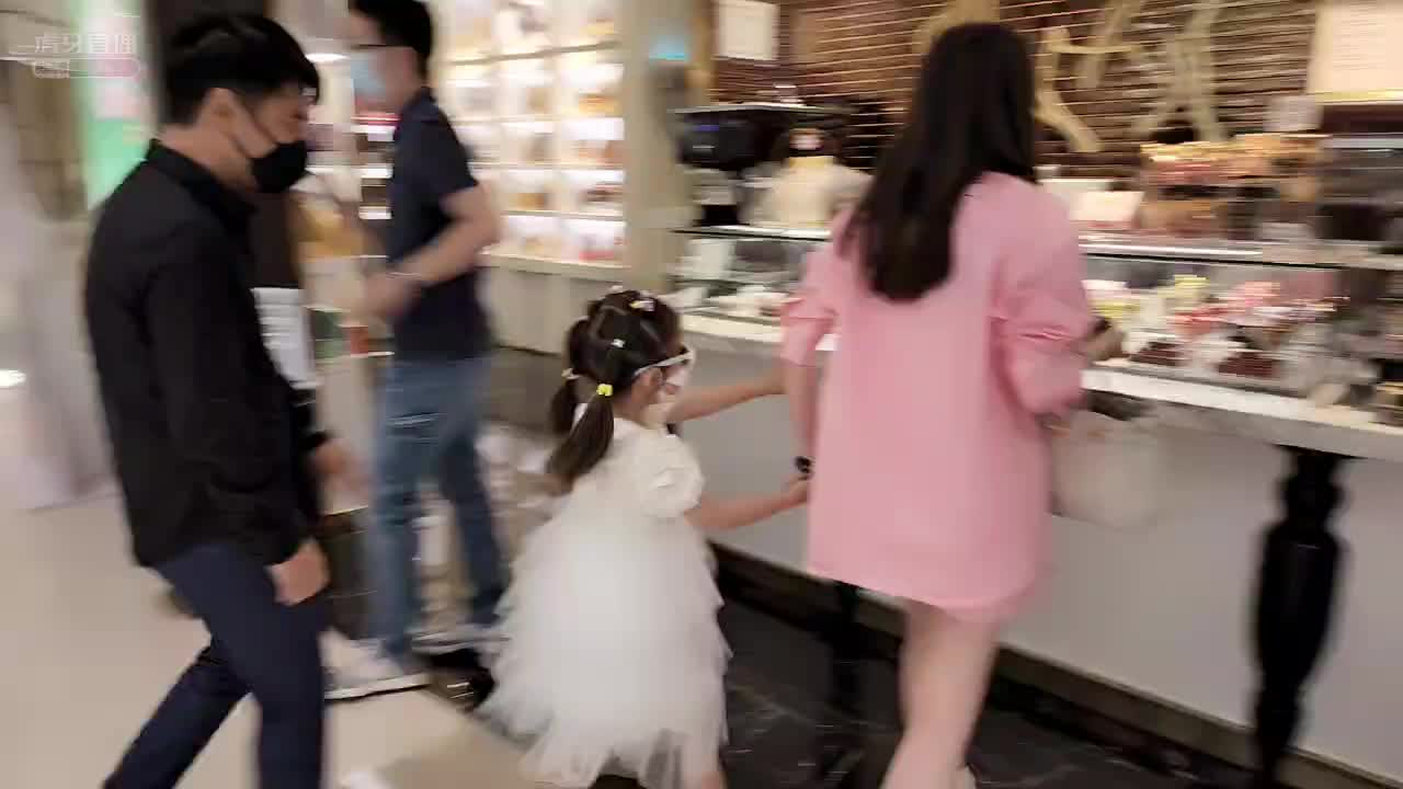 会长冯千韶带女儿买超贵巧克力