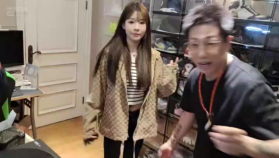 在石化身Gucci导购员 直播变卖货？！