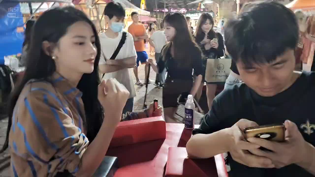 晶哥掰手腕竟不敌新来的学妹主播！