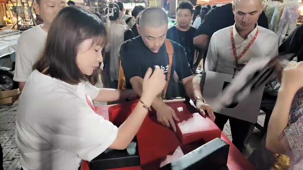 集梦女主播与闹市美女掰手腕,大叔乐坏了！