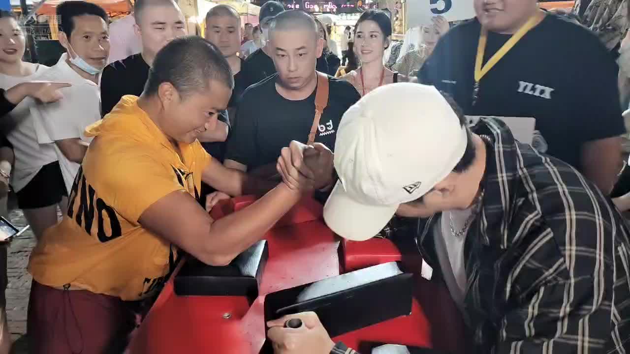 500多斤掰手腕王者对决,桌子扛不住了！