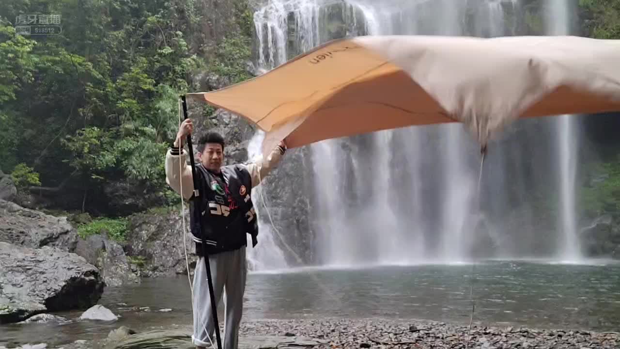 在石瀑布下冒雨搭帐篷！壮观