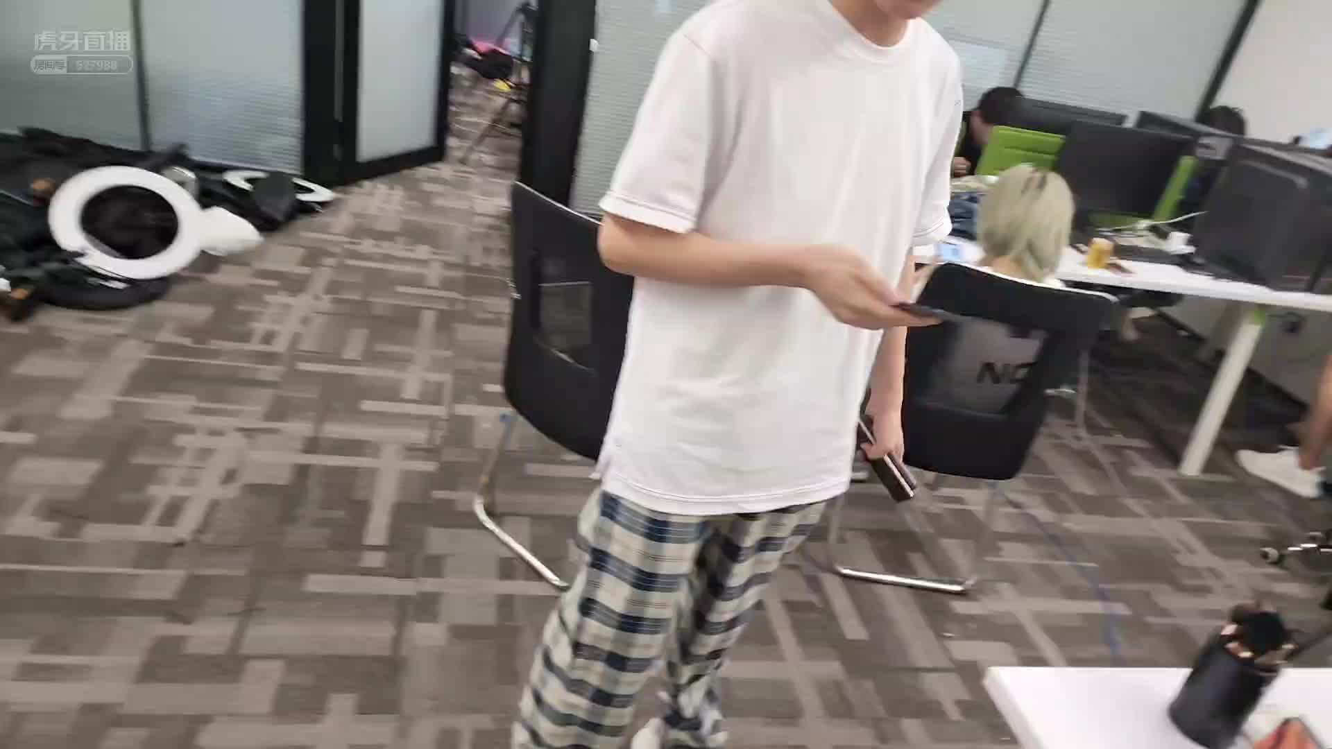 童锦程听说耀扬带保镖见面，马上拿起铁架试手？