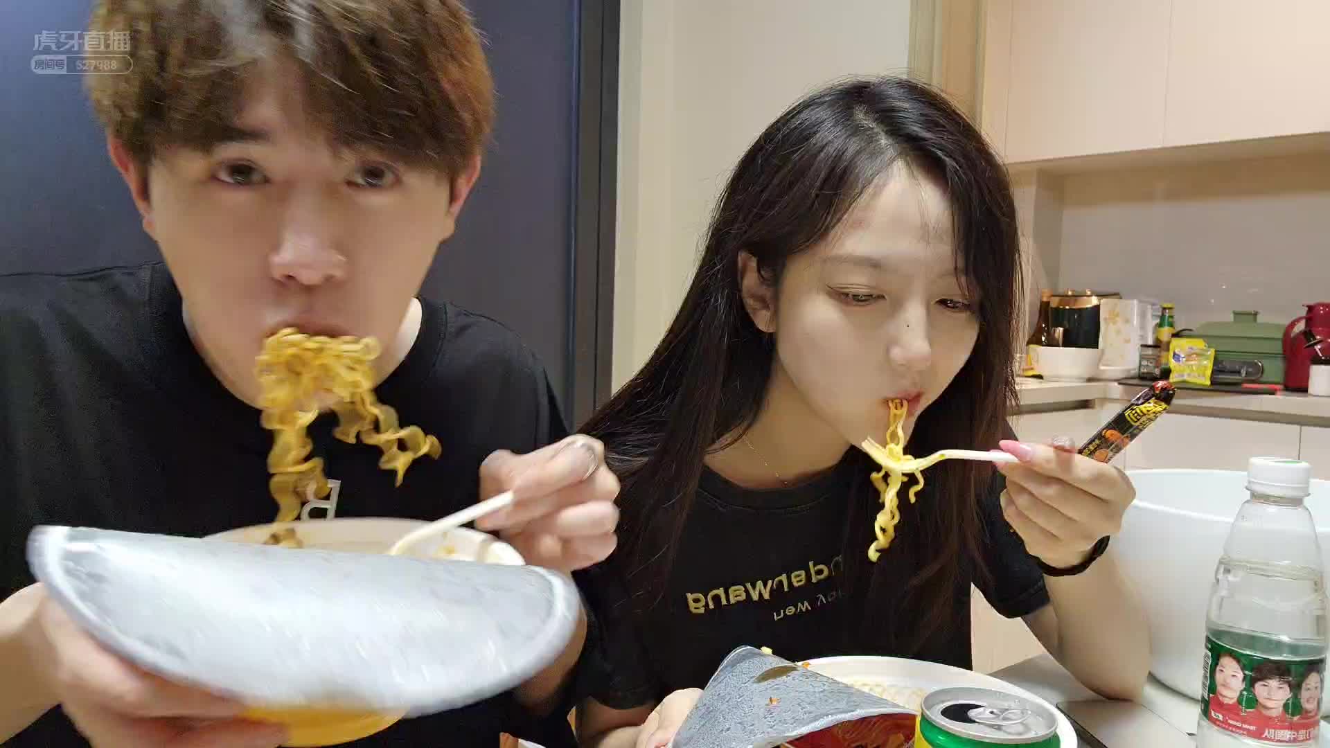 学着点！祖师爷示范互喂泡面