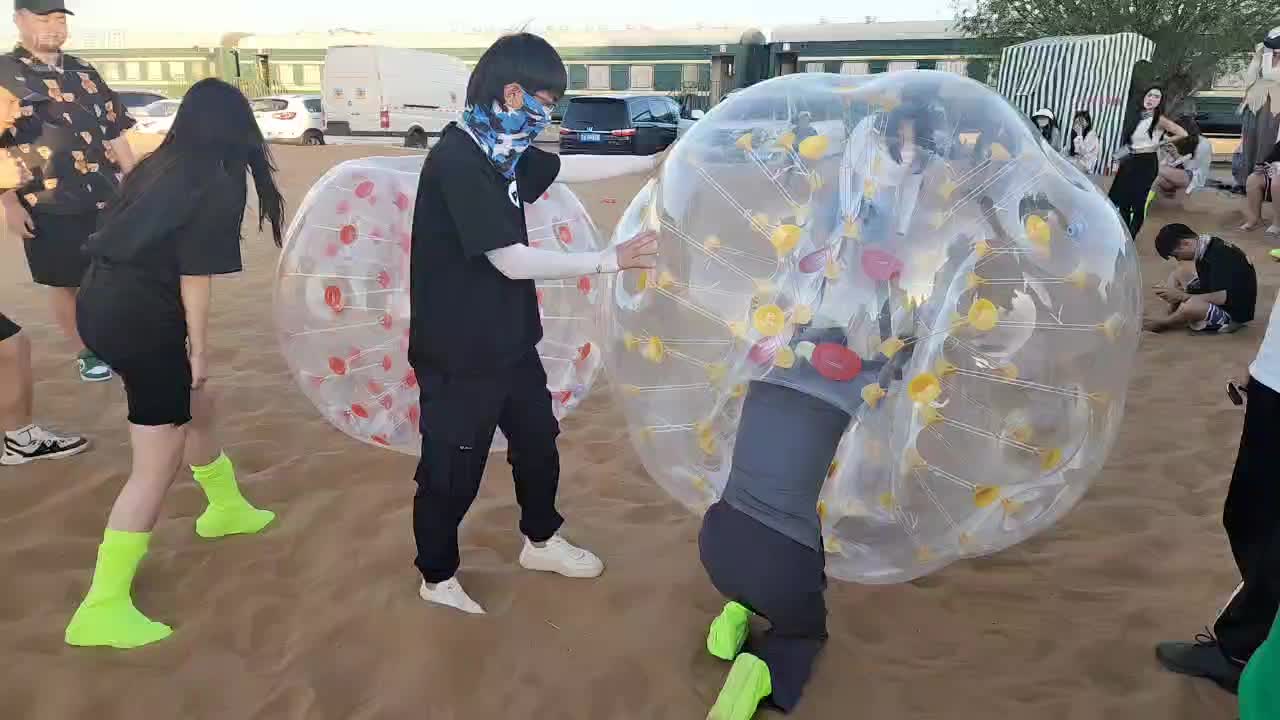 集梦美女人体碰碰球,兰兰暴力冲撞获胜！