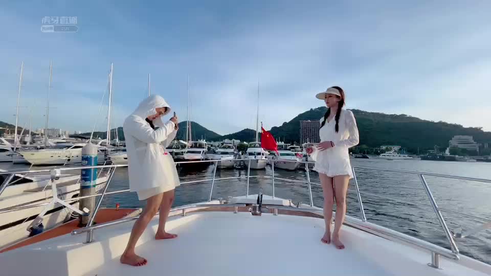 沐莹莹占船拍照，为船长想办法！