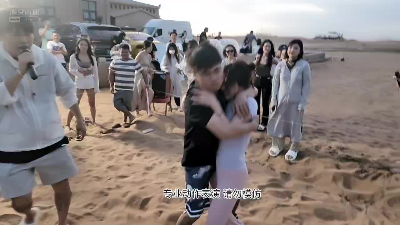 黑豆与女主播一上来就抱胸扭打！指甲抓脸！