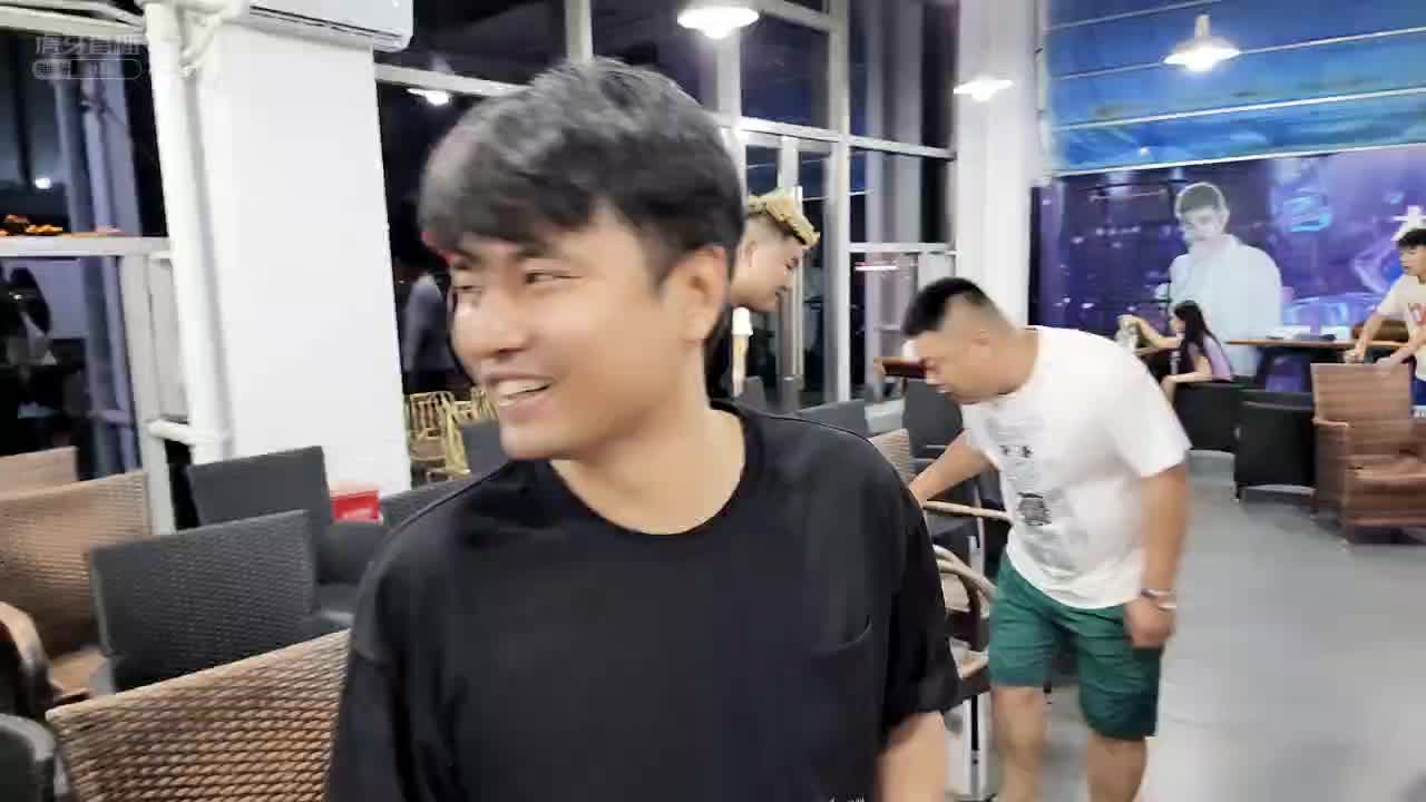 帅小伙当众问会长黑豆是谁，让大志疯狂把玩