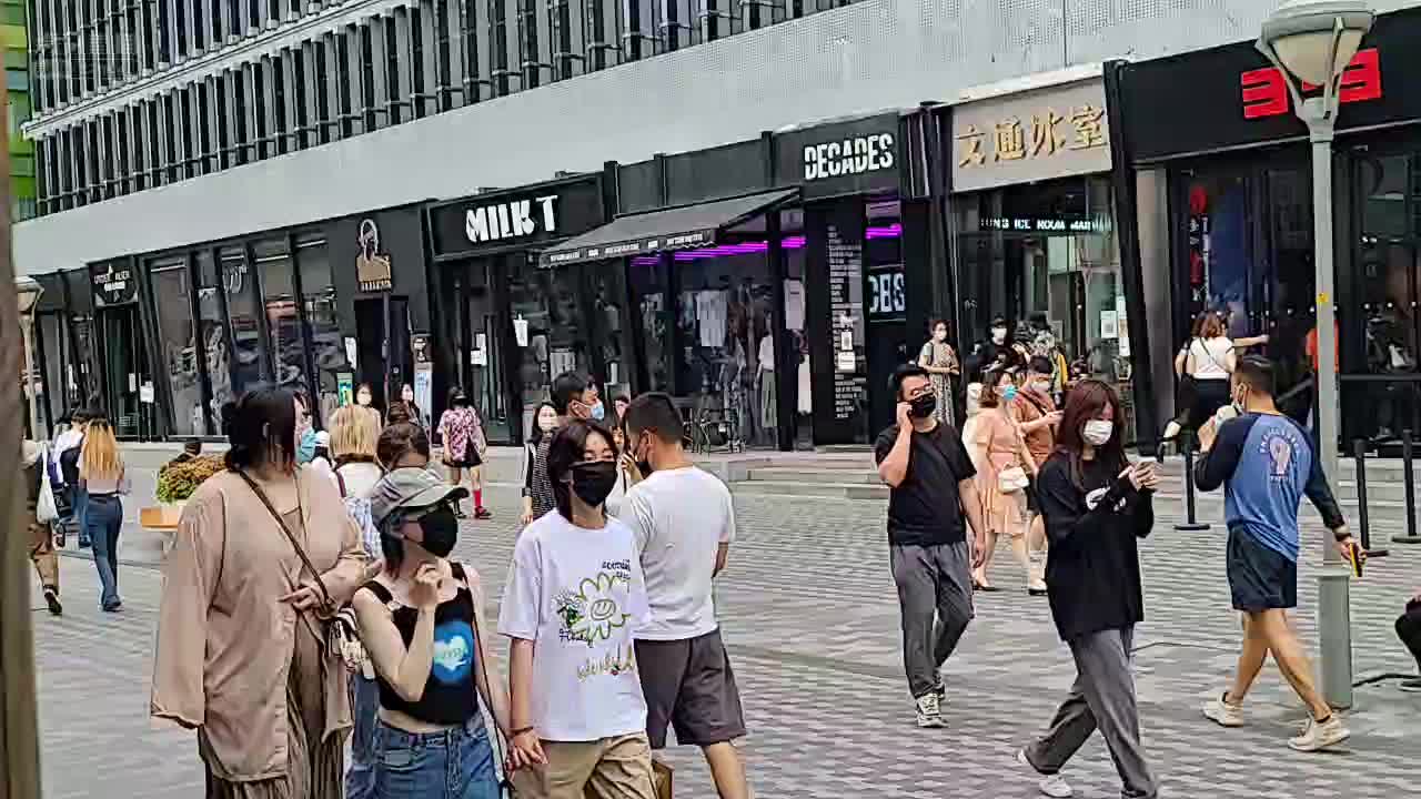 大梁跑人家店门口脱鞋蹲马步！路人震惊