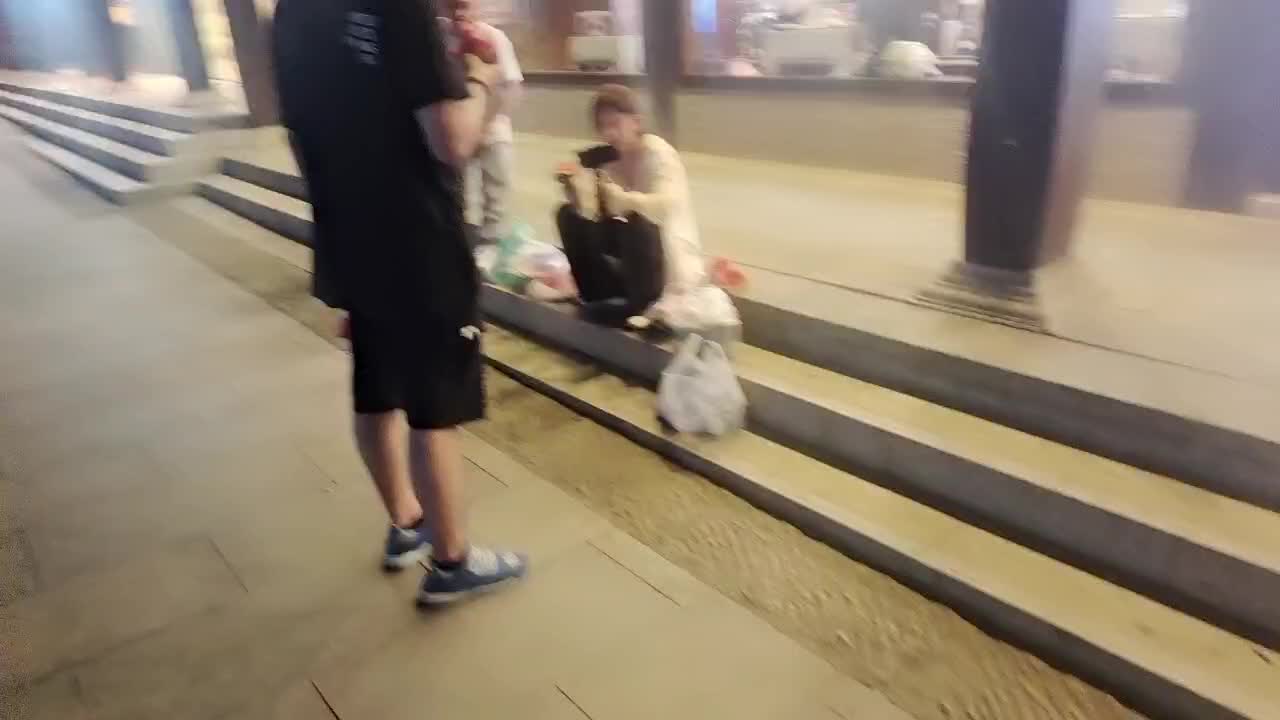 【耀扬】耀扬与众人在街头吃瓜？