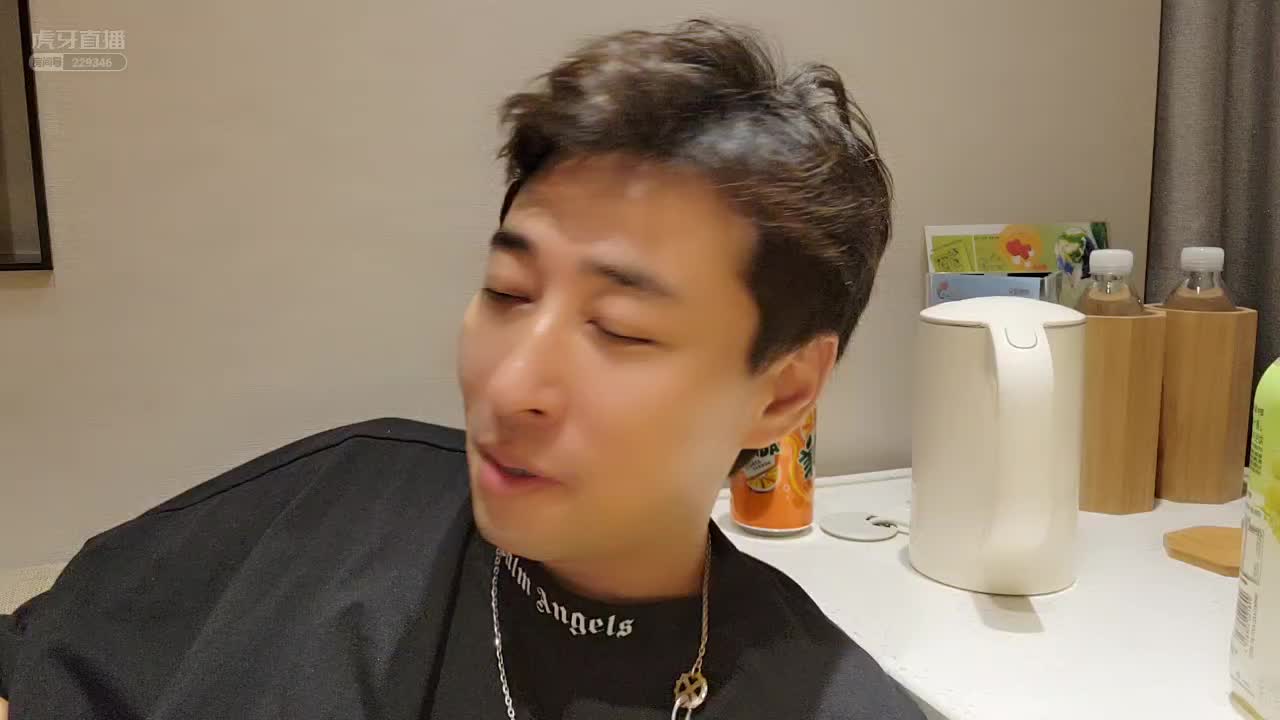 钱小佳表示，这不算团播，原本准备了十个二十个人，这么多人团播的话肯定要先在公司熟悉两天