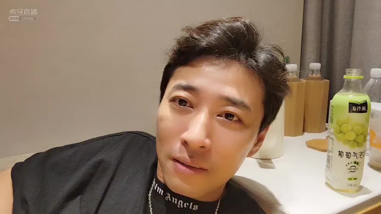 水友建议钱小佳去印度起死回生，钱小佳趣说自己表示要出国，朋友们都严词反对！