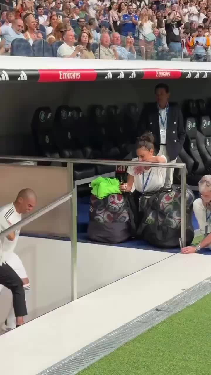 这人看起来就慈眉善目，很是儒雅#足球