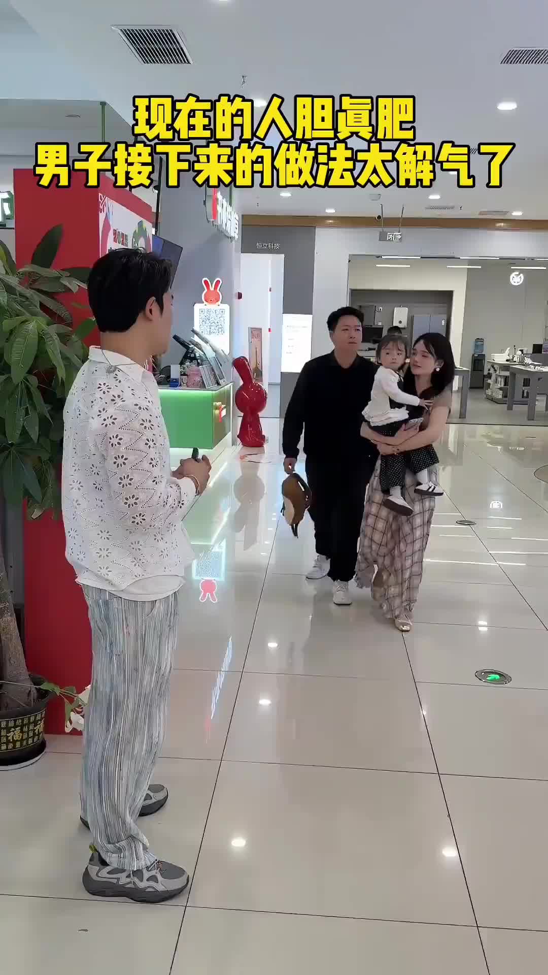 现在的人胆真肥，男子接下来的做法太霸气了！