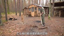 男人独自在野外搭建木屋，厨房，桑拿房，还有菜园果园  (9)