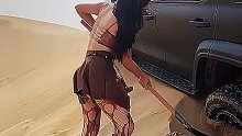 美女挖沙救车