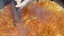 东北街头吃到了全是褶子的酱香饼，一口下去太香了