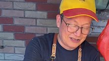 校门口偶遇爷爷炸鸡柳！爷爷的笑容好治愈，好像一个动漫里的人物！