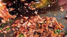 东北街头烤肉饭，盖了满满一层肉都装不下了