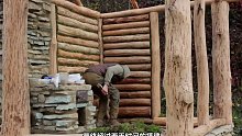 第2集：冰天雪地的天气，男人在野外搭建了舒适的荒野小屋