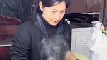 河南特色美食烧饼夹凉粉