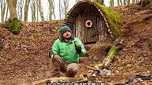 冰天雪地的天气，男人用木棍搭建了舒适的小屋