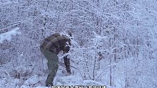第1集：冰天雪地的天气，男人用几根木棍搭建了舒适的小屋