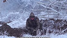 第2集：冰天雪地的天气，男人用几根木棍搭建了舒适的小屋