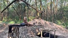 第1集：在野外求生的男人，只用几根木头就搭建出带升降功能的小屋