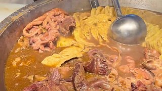 邯鄲街頭的鹵煮火燒！25一碗！那味道真叫一個(gè)地道！
