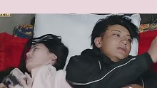 你俩要不抱着睡呢