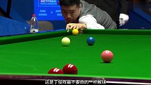 丁俊晖做逆天袋角斯诺克，与对手一起凑近看，惹得全场大笑！