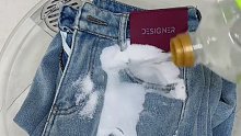 新买的牛仔裤可以加盐和白醋进行清洗