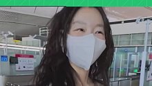 周冬雨素颜走机场，真的好接地气
