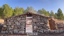 第1集：一位60多岁的退休老人竟然在野外建造了这么漂亮的石头小屋