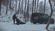 第1集：男人在雨雪天搭建帐篷露营，享受户外露营