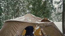 第1集：男人背着行囊独自出门，在雪地中搭建帐篷，享受户外露营