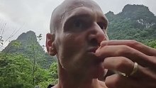 德爷到我国的广西荒野求生，他究竟能吃上什么(1)