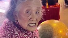 成都91岁蛋烘糕婆婆！说话声音真的有点大