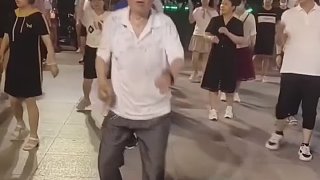 原則是不能擺地攤的，但是原則在地攤上