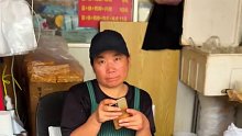 7块钱的煎饼果子竟然还有香肠的卫龙，一口下去香喷喷
